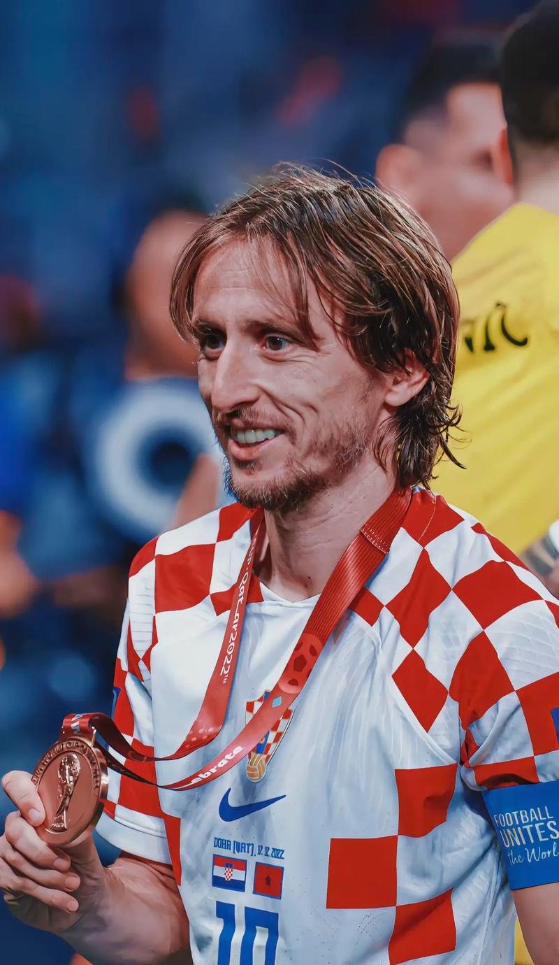 有父亲的风范吗？梅西小儿子西罗在迈阿密U8比赛中任意球破门